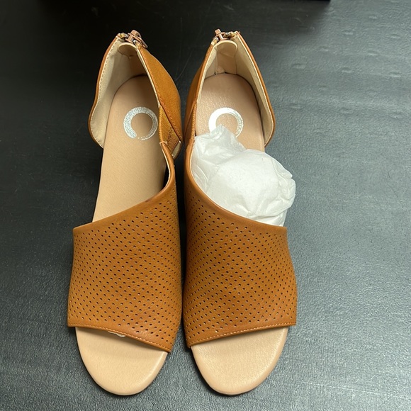 Journee Collection Women Wedge Heel Cut Out Sandals Aretha Size US 6.5 Cognac - Picture 4 of 8